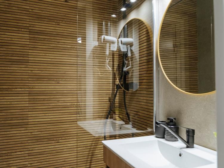 Apartament cu 3 camere semidecomandat, mobilat în