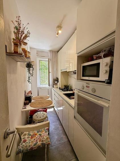 Apartament cu 3 camere semidecomandat, mobilat în Craiovița Nouă