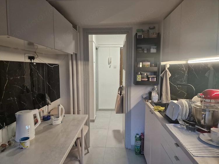 Apartament cu 3 camere semidecomandat în 1 Mai