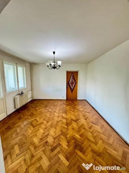 Apartament cu 3 camere semidecomandat în Berceni