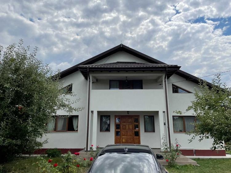 Casă cu 4 camere în Dumbrava