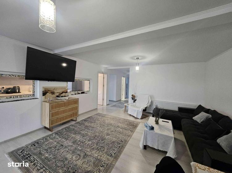 Casă cu 4 camere decomandat în Preajba