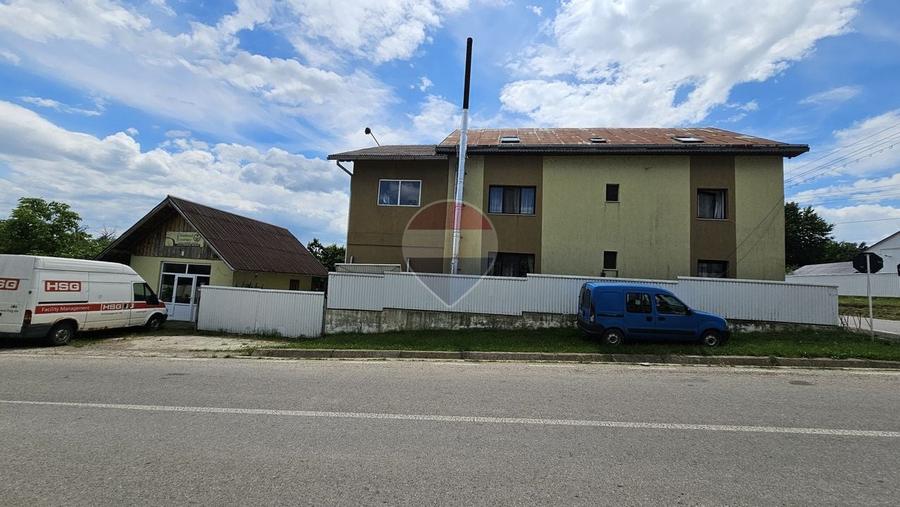 Casă individuală cu 9 camere cu Teren 900 Mp în Central