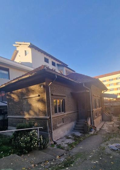 Casă cu 2 camere cu Teren 421 Mp în Central