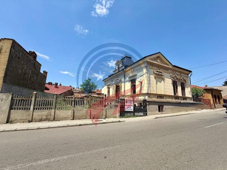 Casă individuală cu 7 camere cu Canalizare în Ultracentral