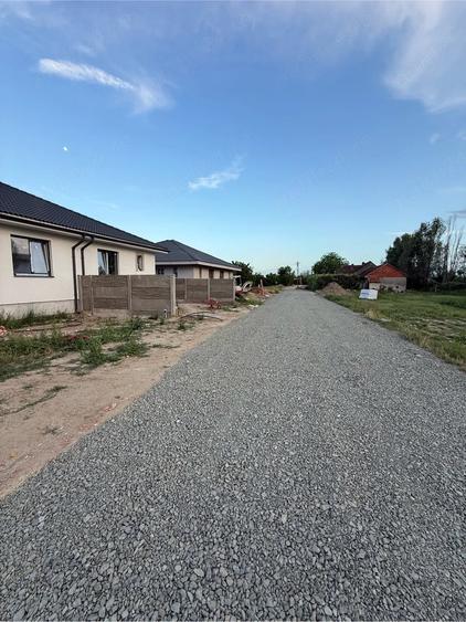 Casă cu 6 camere cu Teren 250 Mp în Albina