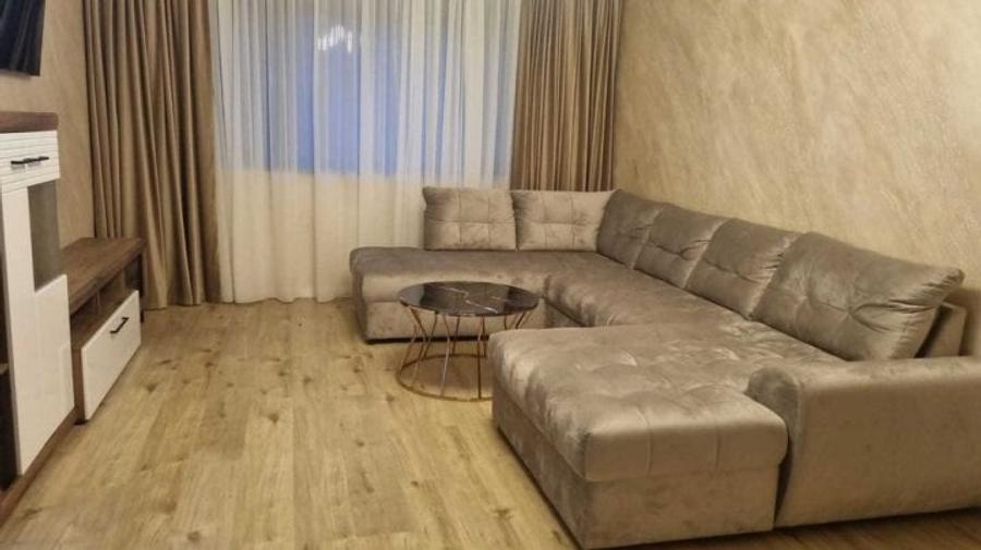 Apartament cu 3 camere decomandat, mobilat în Băneasa