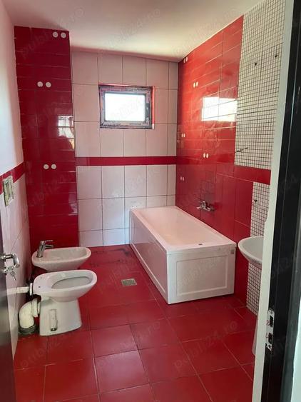 Casă cu 5 camere în Bucșani