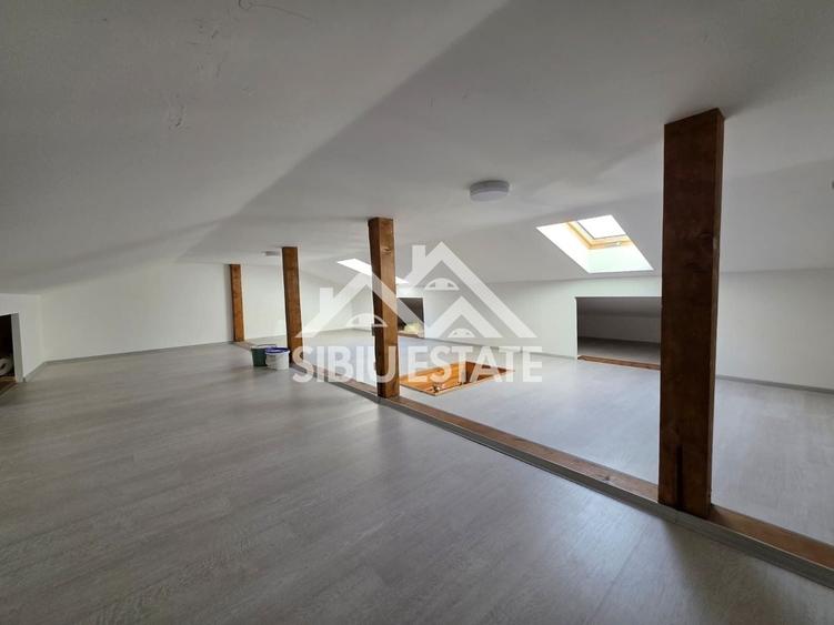 Penthouse cu 4 camere decomandat, mobilat în Periferie