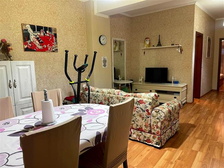 Apartament cu 3 camere semidecomandat, mobilat în Craiovița Nouă