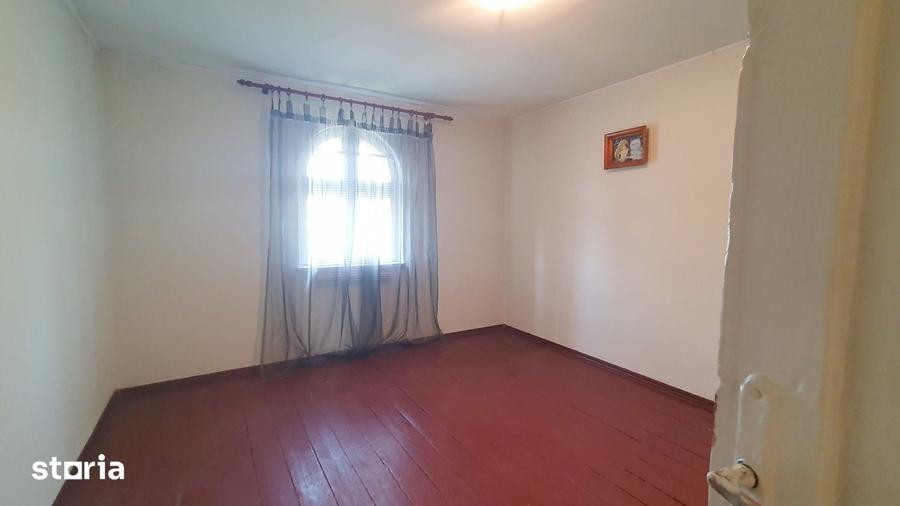 Casă cu 4 camere cu Teren 2101 Mp în Central