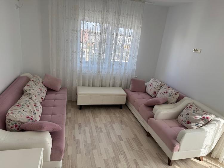 Apartament cu 3 camere semidecomandat, mobilat în Titan