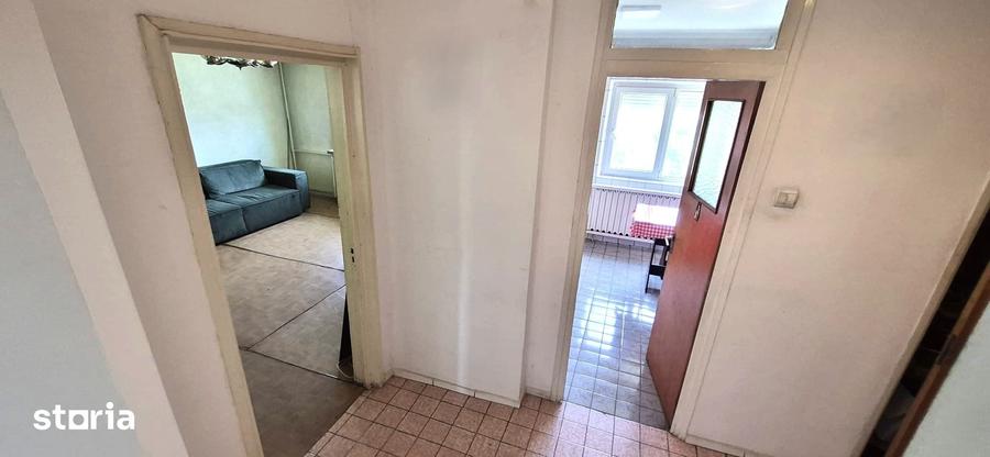 Apartament cu 3 camere decomandat în Tei