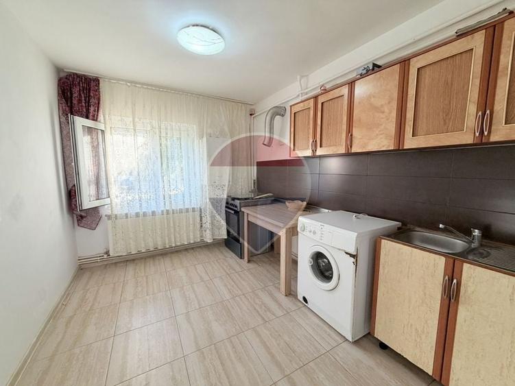 Garsonieră decomandată, mobilată în