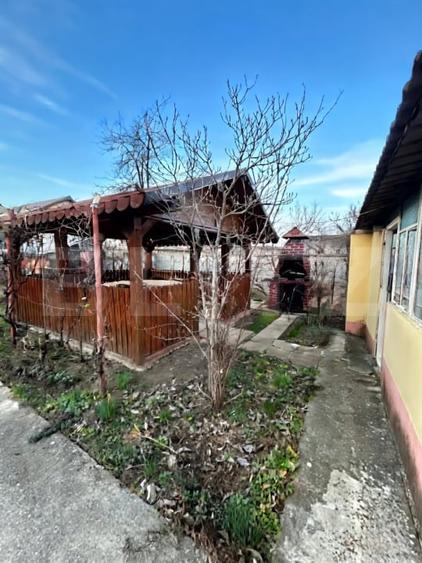 Casă individuală cu 6 camere cu Canalizare în Girocului
