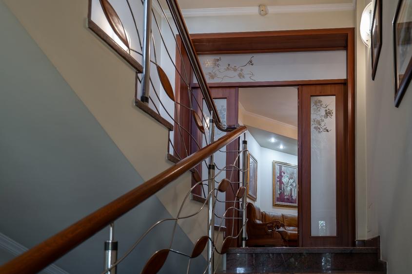 Casă individuală cu 17 camere cu Teren 2400 Mp în Chiajna