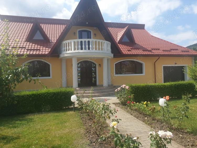 Casă cu 6 camere cu Teren 1300 Mp în Central