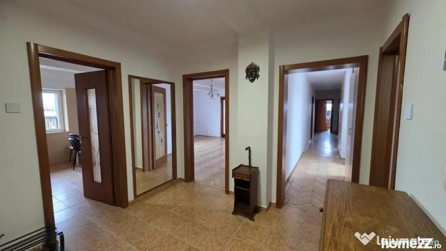 Apartament cu 4 camere decomandat în Matei Voievod