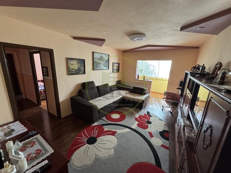 Apartament cu 4 camere semidecomandat, mobilat în Tractorul