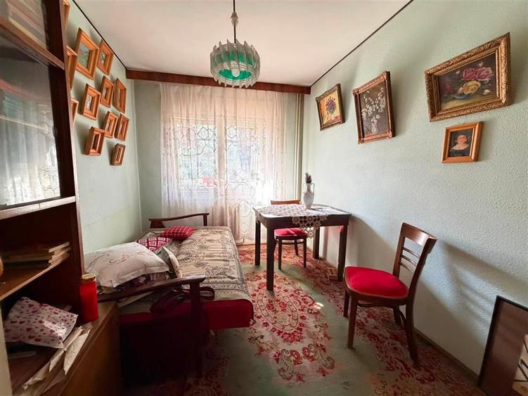 Apartament cu 4 camere semidecomandat în Podu Roș