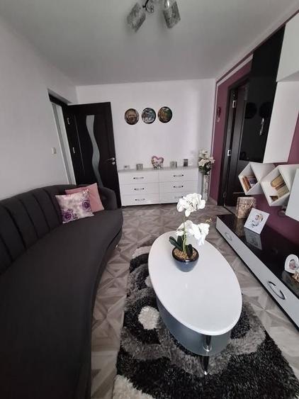 Apartament cu 3 camere semidecomandat în Micro 19