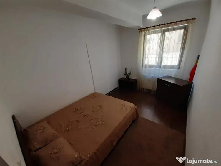 Apartament cu 3 camere semidecomandat în Central