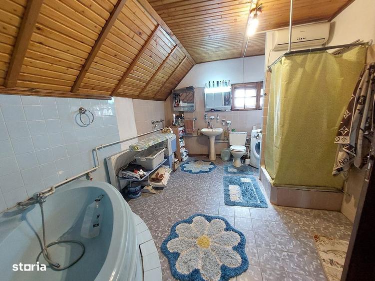 Casă cu 4 camere în Teiș
