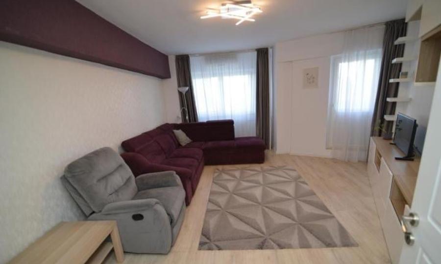 Apartament cu 4 camere decomandat, mobilat în Decebal