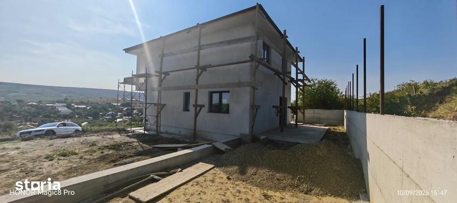 Casă cu 4 camere cu Teren 400 Mp în Tomești