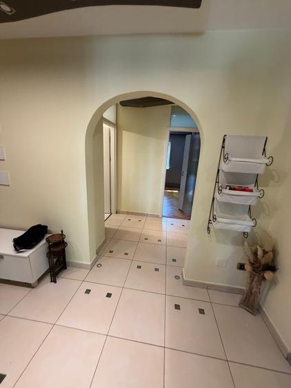 Apartament cu 3 camere decomandat, mobilat în Girocului