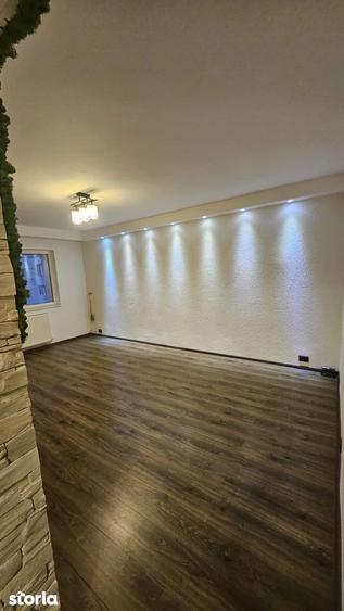 Apartament cu 2 camere decomandat în Peneș Curcanul