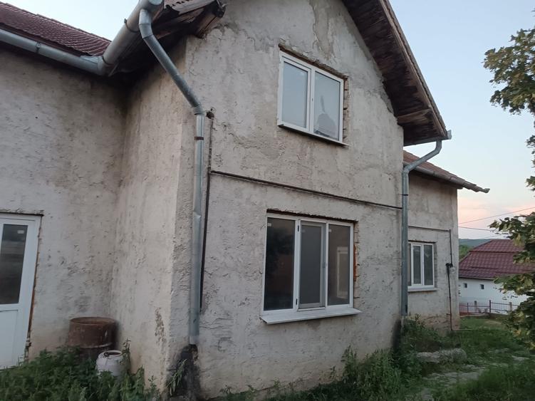 Casă cu 4 camere în Luncani