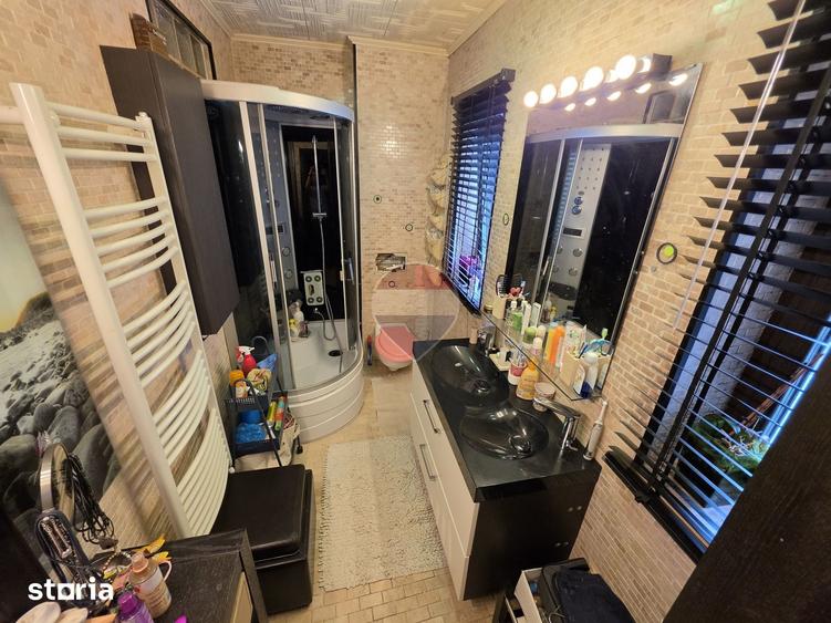 Casă cu 5 camere cu Teren 233 Mp în Central