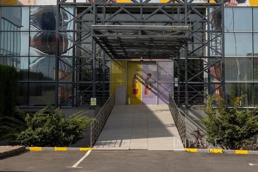 Spațiu comercial, de 2,300 mp, în Astra