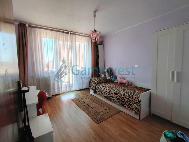 Casă individuală cu 15 camere cu Canalizare în Sântandrei