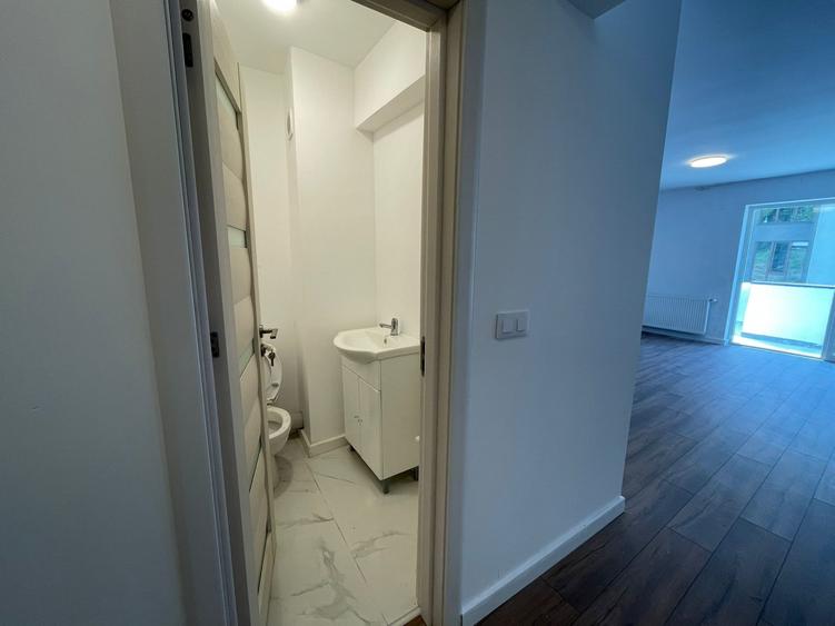 Apartament cu 3 camere semidecomandat în Florești