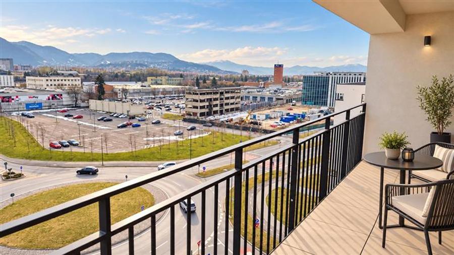 Apartament cu 2 camere decomandat în Tractorul