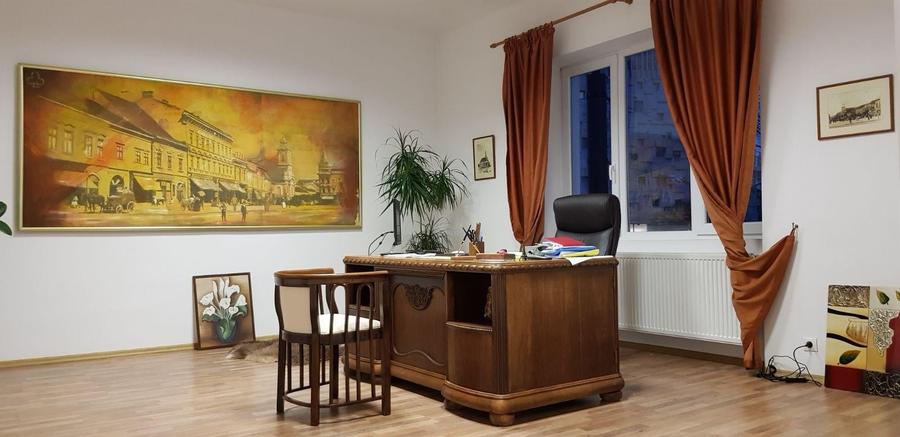 Apartament cu 4 camere semidecomandat în Central