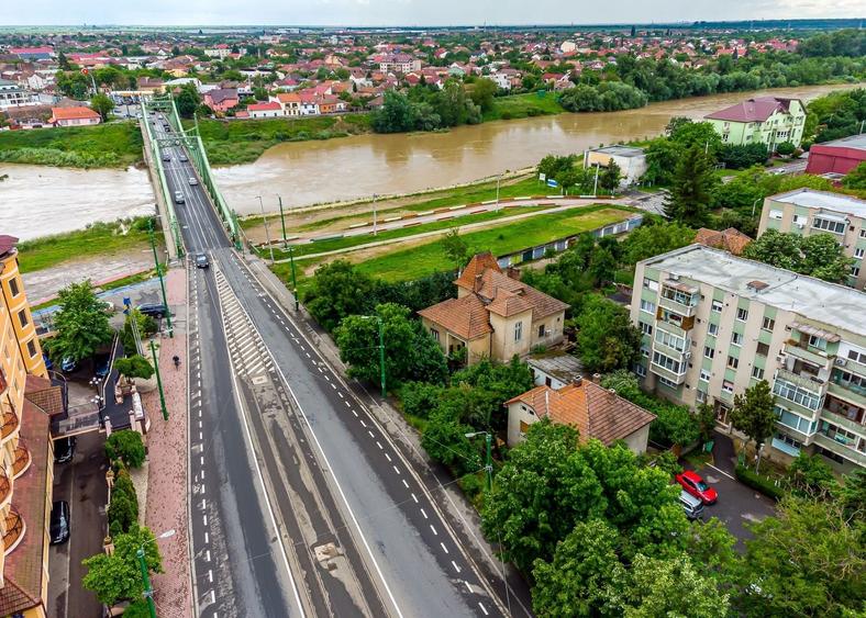 Casă individuală cu 4 camere cu Canalizare în Romanilor