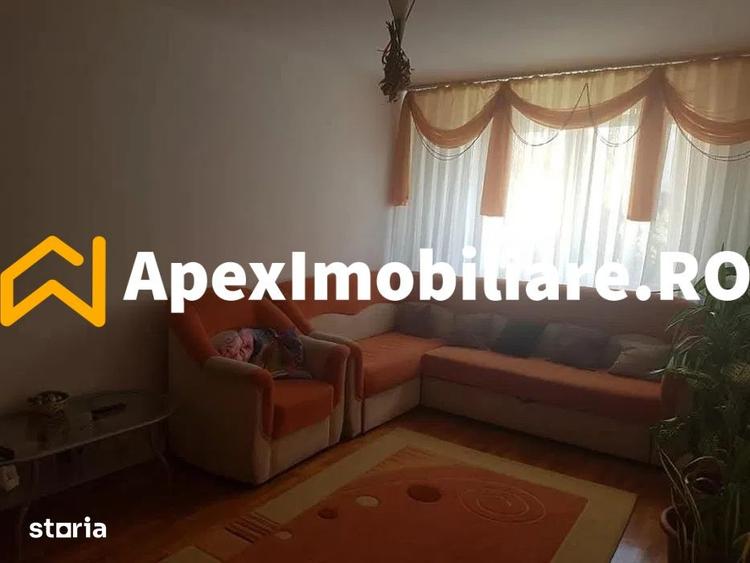 Apartament cu 3 camere decomandat în Tei