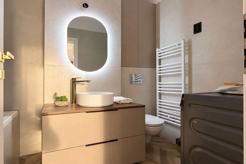 Apartament cu 3 camere semidecomandat, mobilat în Florești