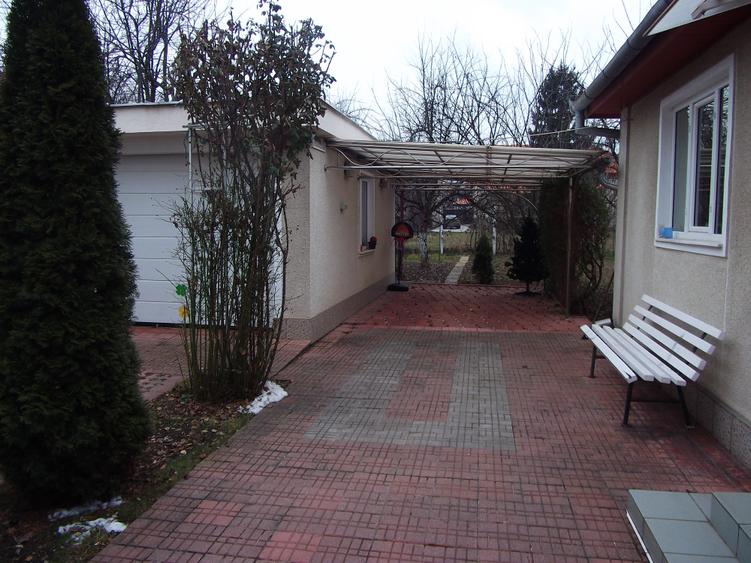 Casă cu 8 camere cu Canalizare în Ultracentral
