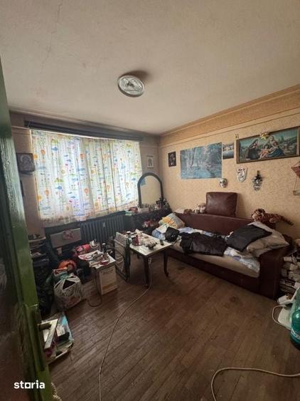 Apartament cu 3 camere semidecomandat în Craiovița Nouă
