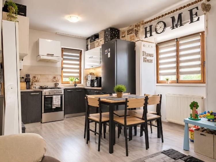 Apartament cu 3 camere semidecomandat, mobilat în Gușterița