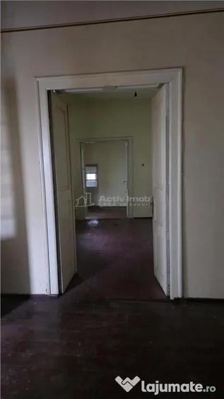 Casă cu 6 camere cu Teren 182 Mp în Calea București