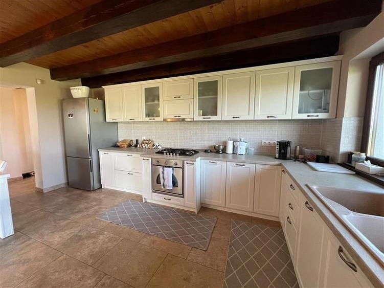 Casă individuală cu 6 camere cu Teren 46000 Mp în Herghelia