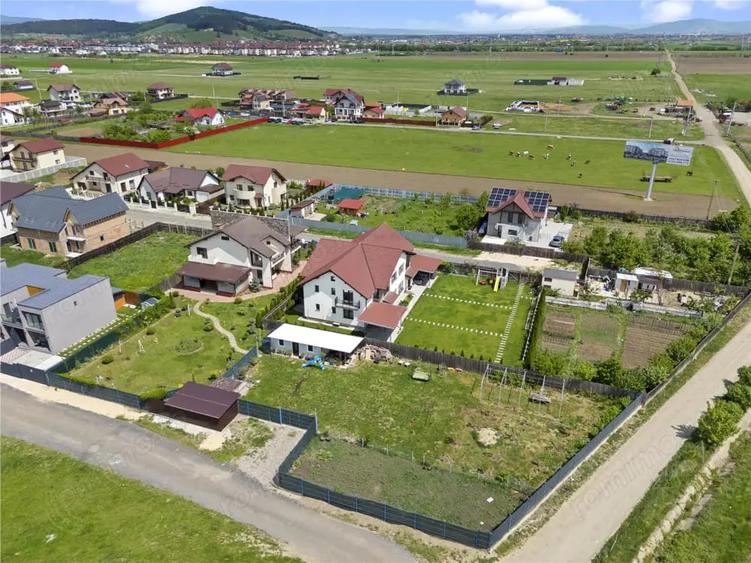 Casă cu 5 camere cu Teren 1644 Mp în Sânpetru