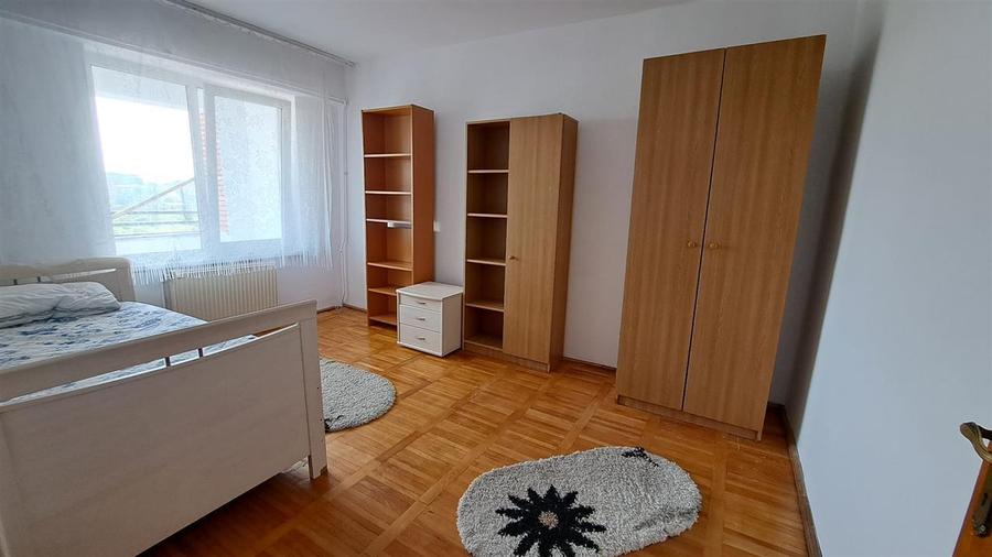Penthouse cu 4 camere decomandat, mobilat în Centrul Civic
