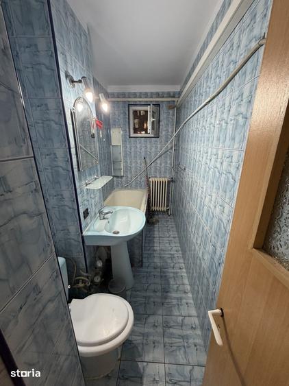 Apartament cu 3 camere semidecomandat în Craiovița Nouă