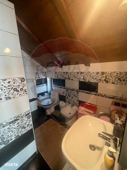 Casă cu 6 camere cu Teren 1615 Mp în Central